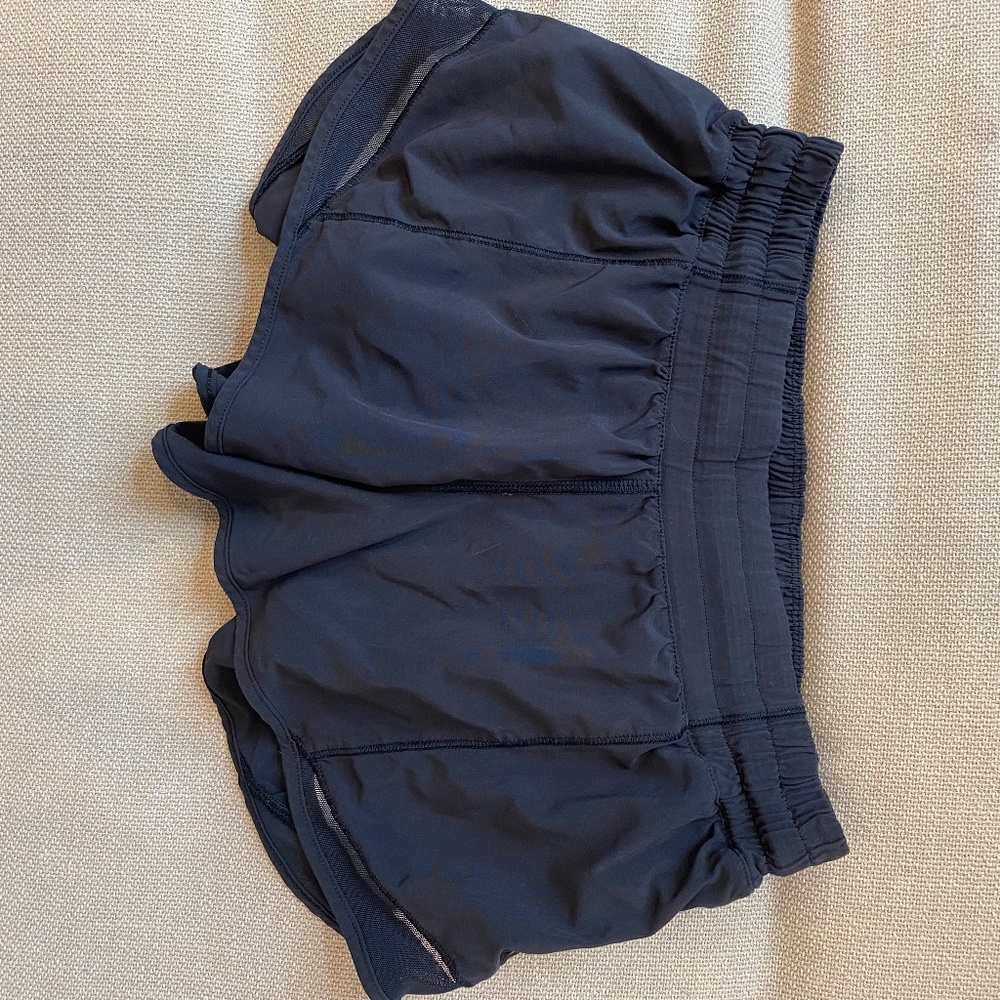 Lululemon black hotty hot shorts 2.5”